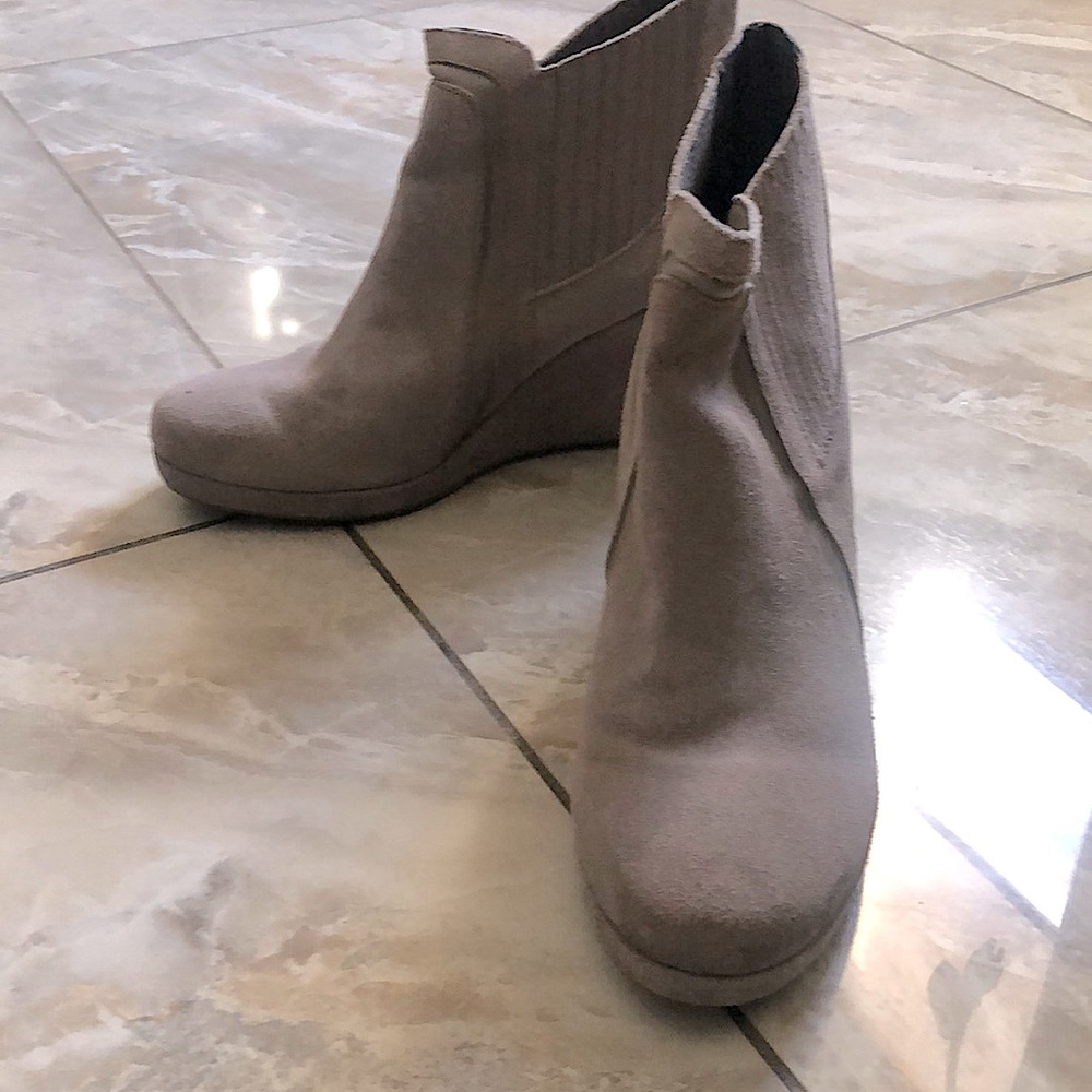 Dolce Vita suede Chelsea wedge booties, fall and spring booties neutral - Picture 3 of 12